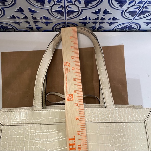 LIZ Claiborne, satchel hand bag FAUX ALLIGATOR LARGE CREAM short handles - Picture 7 of 16